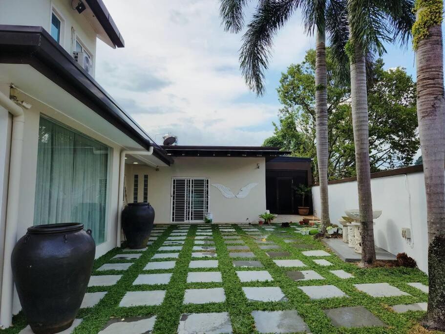 Holiday home Lost World Luxury 5br/20 Pax/mahjong/karaok/bbq/garden Events *